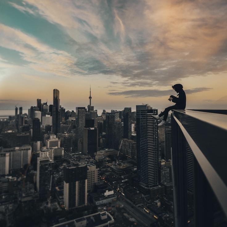 Parents evaluating schools in Germany